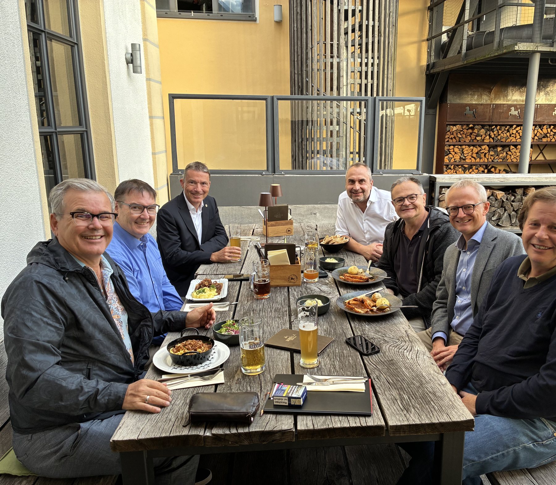 Die Präsidenten der Augsburger Lions Clubs am Tisch im Biergarten
